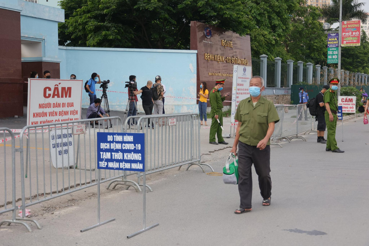 Thứ trưởng Bộ Y tế Trần Văn Thuấn cho biết nguồn lây của chùm ca bệnh tại đây xuất phát từ một trường hợp từng điều trị tại Bệnh viện Bệnh Nhiệt đới Trung ương. Bệnh nhân H. (63 tuổi ở Nam Định) từng điều trị tại BV Bệnh Nhiệt đới sau đó chuyển sang BV K khám và điều trị. Ông H đã lây cho 5 bệnh nhân và 4 người nhà tại Bệnh viện K. 