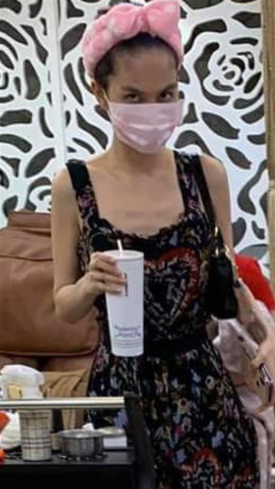 Ngọc Trinh từng gây sốc với hình ảnh "cò hương" trong ảnh của người qua đường. Trông "nữ hoàng nội y" gầy tong teo, thềm ngực lộ rõ xương xẩu.