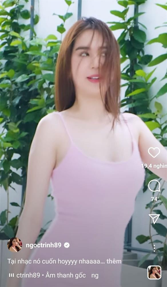 Tuy nhiên, số khác cho rằng việc Ngọc Trinh diện chiếc đầm hồng bắt sáng có thể là nguyên nhân khiến cô "đô" hơn thường thấy, chứ không phải bầu bí như lời đồn. Đây không phải lần đầu tiên body Ngọc Trinh khiến dân mạng xôn xao. Trước khi lộ thân hình "lực sĩ", chân dài không ít lần gây hoang mang với dáng vẻ tong teo, thiếu sức sống, quả thực "thiên biến vạn hóa". 