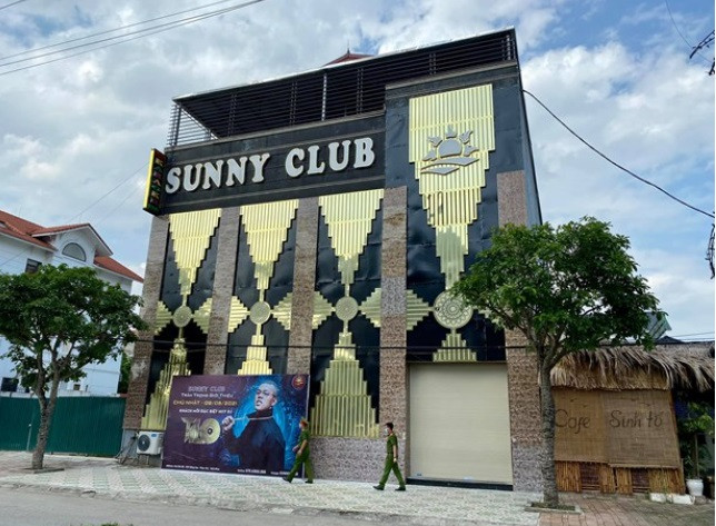 Loan tin clip bar Sunny gia mao, dan mat cac ong chong: Chi em co nhan ket dang?