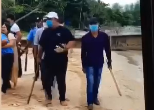 Lúc này giữa anh Điền và nhóm bảo vệ tại đó xảy ra cự cãi với nhau, được khoảng 10 phút, khi anh Điền và Khoa đi vào bờ thì nhóm 6 bảo vệ trên dùng hung khí là loại gậy bóng chày bằng kim loại và cây gỗ rượt đánh vào người làm anh Trương Thanh Điền và Phùng Đăng Khoa làm cả 2 đều bị gãy cánh tay trái, nên phải nhập viện điều trị. 