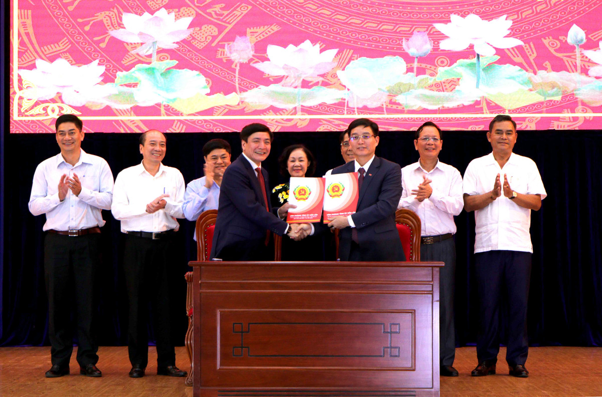 Trước khi giữ chức Bí thư Tỉnh ủy Đắk Lắk, ông Trung từng trải qua các chức vụ Phó trưởng phòng, Trưởng phòng Văn bản quy phạm pháp luật, Sở Tư pháp Đắk Nông; Phó giám đốc Sở Tư pháp Đắk Nông; Phó bí thư Thường trực Huyện ủy Krông Nô; Chánh văn phòng UBND tỉnh Đắk Nông; Chủ nhiệm Ủy ban Kiểm tra Tỉnh ủy Đắk Nông; Trưởng ban Pháp chế HĐND tỉnh Đắk Nông; Phó bí thư Tỉnh ủy kiêm Chủ nhiệm Ủy ban Kiểm tra Tỉnh ủy Đắk Nông. 