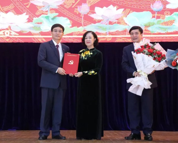 Do đó với cương vị mới, ông Nguyễn Đình Trung sẽ tiếp tục phát huy vai trò, năng lực của mình để góp phần xây dựng tỉnh Đắk Lắk phát triển nhanh, bền vững, phấn đấu xây dựng Đắk Lắk đến năm 2025, đạt mức trung bình của cả nước. Đến năm 2030, cơ bản trở thành trung tâm vùng là tỉnh phát triển kinh tế nhanh và bền vững của khu vực Tây Nguyên. Đến năm 2045 thực sự là trung tâm vùng Tây Nguyên trên tất cả các lĩnh vực. Ảnh: TTXVN