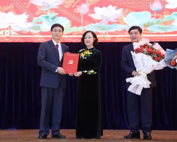 Do đó với cương vị mới, ông Nguyễn Đình Trung sẽ tiếp tục phát huy vai trò, năng lực của mình để góp phần xây dựng tỉnh Đắk Lắk phát triển nhanh, bền vững, phấn đấu xây dựng Đắk Lắk đến năm 2025, đạt mức trung bình của cả nước. Đến năm 2030, cơ bản trở thành trung tâm vùng là tỉnh phát triển kinh tế nhanh và bền vững của khu vực Tây Nguyên. Đến năm 2045 thực sự là trung tâm vùng Tây Nguyên trên tất cả các lĩnh vực. Ảnh: TTXVN