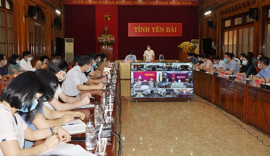  Yên Bái làm rõ, xử lý trách nhiệm theo yêu cầu của Thủ tướng: Tại cuộc họp Ban Chỉ đạo phòng, chống dịch bệnh COVID-19 tỉnh Yên Bái ngày 2/5, ông Trần Huy Tuấn, Chủ tịch UBND tỉnh Yên Bái đã thẳng thắn nhìn nhận trách nhiệm của Ban Chỉ đạo trong thời gian qua. Cùng ngày, Chủ tịch UBND tỉnh Yên Bái đã có quyết định tạm thời đình chỉ công tác đối với ông Nguyễn Trường Giang, Giám đốc Trung tâm Y tế Thành phố Yên Bái để kiểm điểm trách nhiệm. 