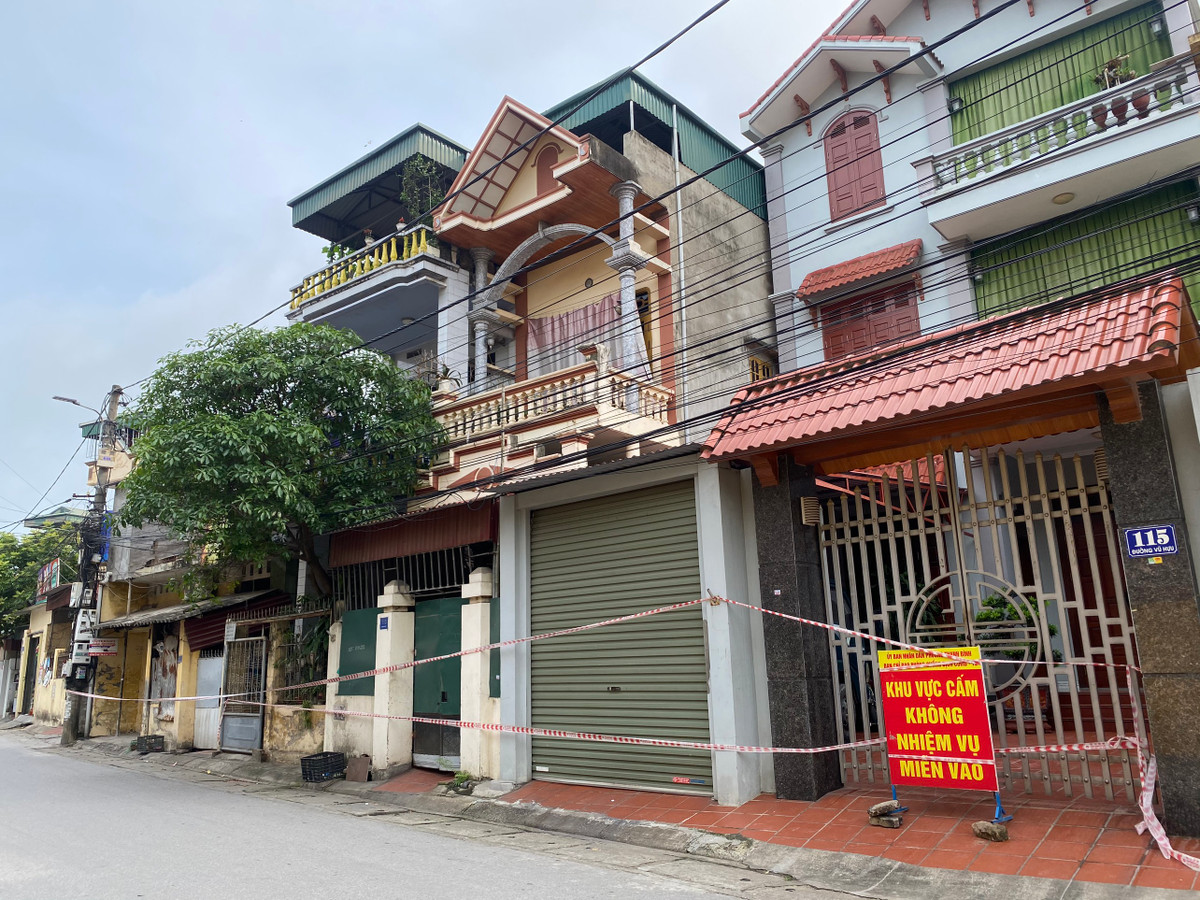 Hai Duong: Co gai bat taxi xuong Hai Phong cham soc ban trai cung nhiem COVID-19