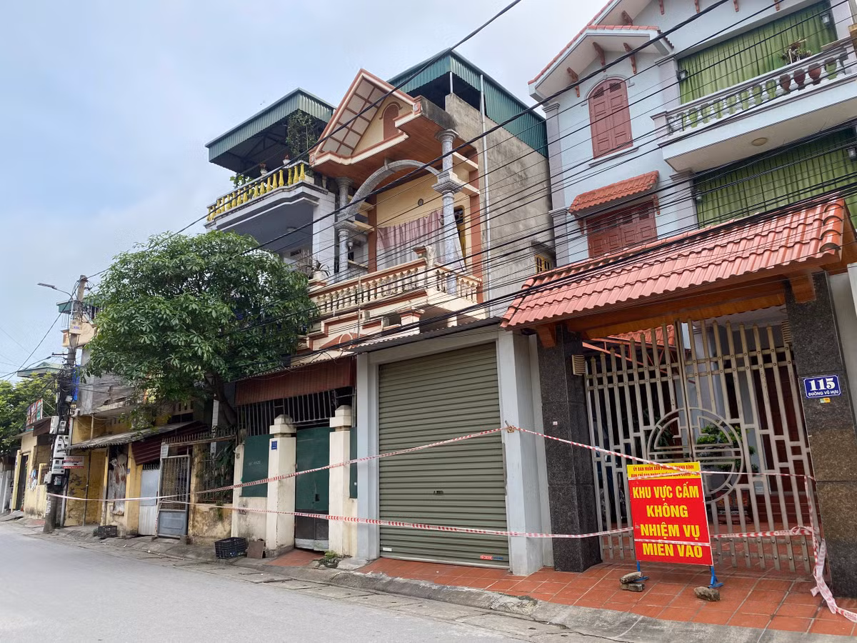 Hai Duong: Co gai bat taxi xuong Hai Phong cham soc ban trai cung nhiem COVID-19