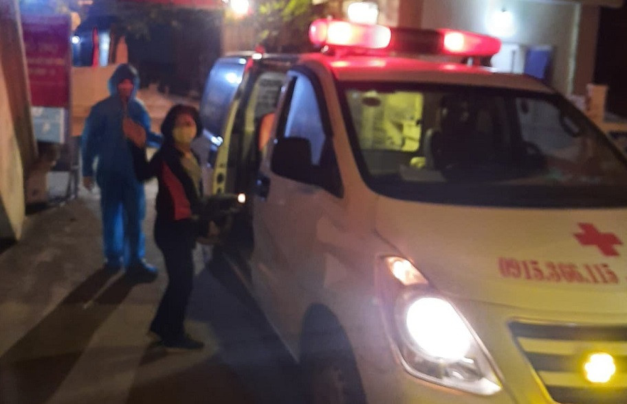 Len vao khu phong toa ban ruou, nguoi phu nu bi phat, cach ly-Hinh-2