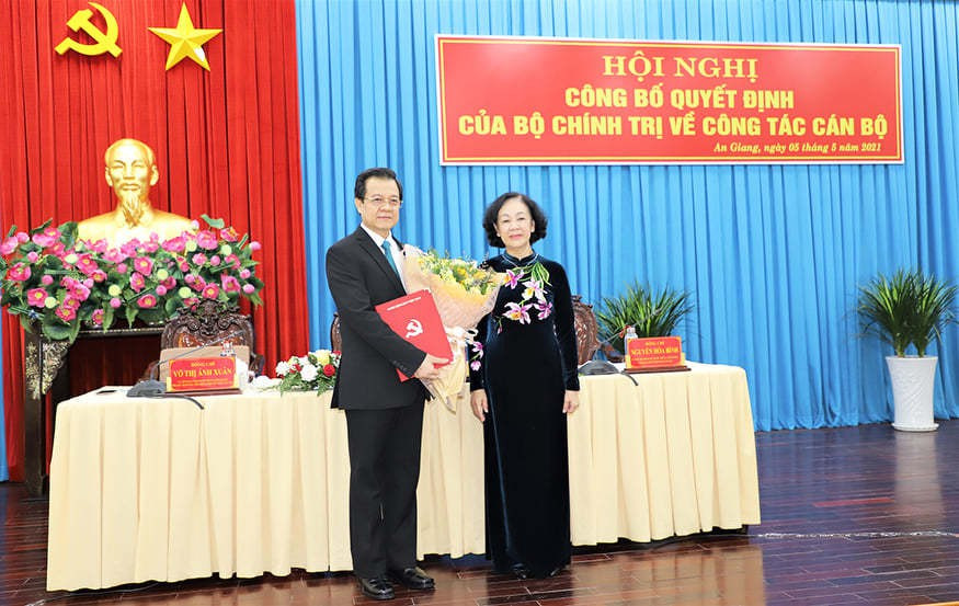  Tân Bí thư Tỉnh ủy An Giang Lê Hồng Quang: Ngày 5/5, tại Văn phòng Tỉnh ủy An Giang đã diễn ra hội nghị công bố quyết định của Bộ Chính trị về việc ông Lê Hồng Quang, Phó Chánh án Thường trực TAND Tối cao, tham gia Ban Chấp hành, Ban Thường vụ Tỉnh ủy An Giang, giữ chức vụ Bí thư Tỉnh ủy An Giang nhiệm kỳ 2020-2025.