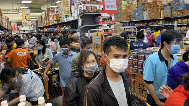 Người dân đi mua hàng rất đông tại các siêu thị. Ảnh: Báo Giao thông.