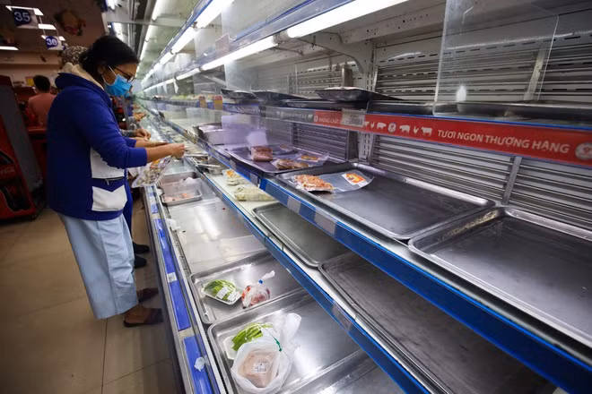 Tại siêu thị trên đường Cống Quỳnh (quận 1), hàng hóa đã sạch trơn do lượng người mua quá đông. Ảnh: Zing.