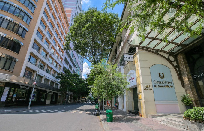 Những tuyến phố vốn sầm uất ở thành phố sôi động nhất cả nước nay vắng lặng. Ảnh: NLĐ