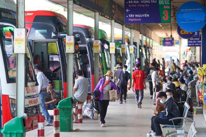 Lượng khách ở bến xe miền Đông tăng dần, đa số là sinh viên rời thành phố về quê nhà. Ảnh: Zing.