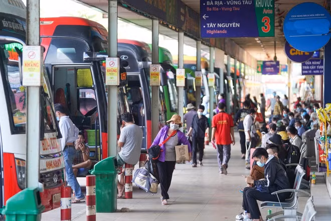 Lượng khách ở bến xe miền Đông tăng dần, đa số là sinh viên rời thành phố về quê nhà. Ảnh: Zing.