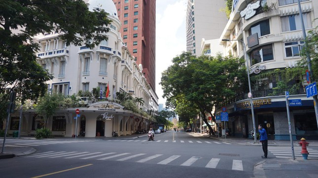 Tại ngã tư Đồng Khởi - Ngô Đức Kế (quận 1, TP HCM) lượng người ra đường giảm đi trông thấy khác hẳn cảnh đông đúc như trước đây. Ảnh: Tiền phong.