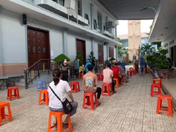 Trước giờ thực hiện việc giãn cách xã hội, trong ngày 30/5, Cơ quan y tế Q. Gò Vấp cũng đang khẩn trương tiến hành lấy mẫu xét nghiệm dịch bệnh toàn thể cư dân tại phường 3 và phường 5. Ảnh: NLĐ