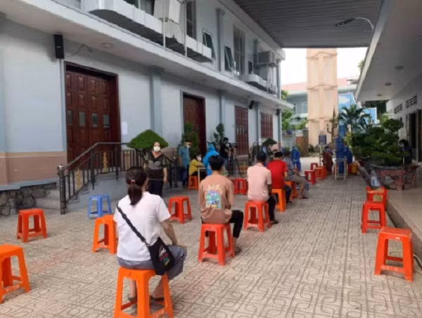 Trước giờ thực hiện việc giãn cách xã hội, trong ngày 30/5, Cơ quan y tế Q. Gò Vấp cũng đang khẩn trương tiến hành lấy mẫu xét nghiệm dịch bệnh toàn thể cư dân tại phường 3 và phường 5. Ảnh: NLĐ