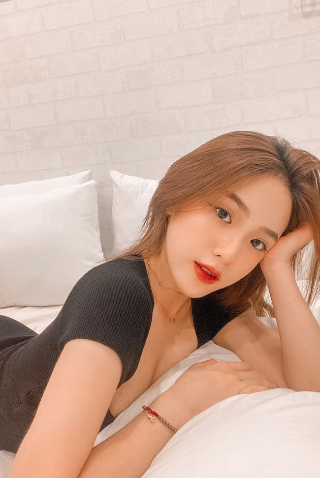 Tuy vậy, vẻ ngoài lạnh lùng lại khiến Thu Phương thêm phần quyến rũ trong mỗi khung hình.