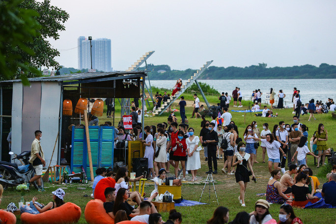 Hang tram trai gai tu tap bai song giua COVID -19: Song Hong hay song Hang?