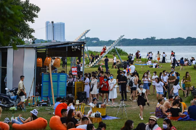 Hang tram trai gai tu tap bai song giua COVID -19: Song Hong hay song Hang?