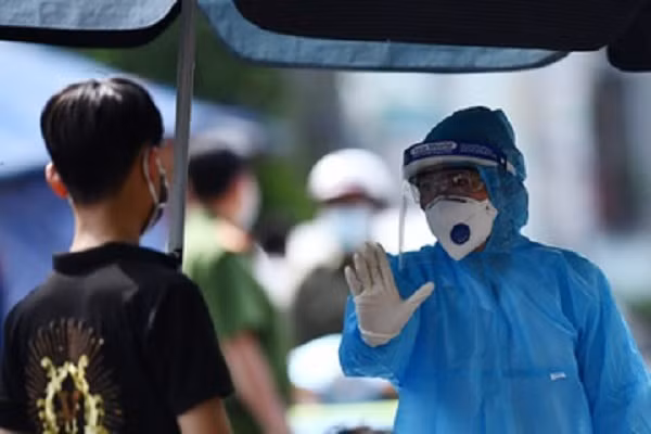 Khi bi sot, toi nen di kham hay goi nhan vien y te?