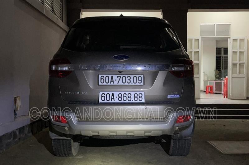 Cong an Dong Nai xu phat nguoi su dung bien so xe gia “60A-868.88”-Hinh-2