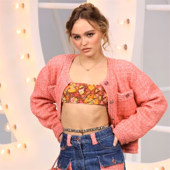 Được nhớ đến bởi tính cách nổi loạn và phong cách gợi cảm, Lily-Rose trở thành "con cưng" của các nhà mốt thế giới, đặc biệt là Chanel. Thời còn sống, Karl Lagerfield - nhà thiết kế quá cố của Chanel - từng xem con gái Depp là nàng thơ. Ái nữ 22 tuổi luôn được diện thiết kế của nhà mốt Pháp trước khi được mở bán. Ảnh: Pinterest.