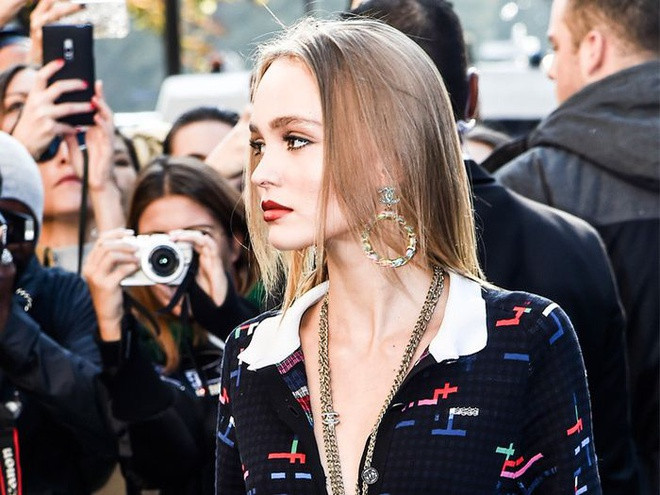 Theo Daily Mail, Lily-Rose Depp và Johnny Depp ít gặp nhau vì tài tử dày đặc công việc, tranh chấp với Amber Heard, trong khi con gái anh tập trung xây dựng sự nghiệp riêng. Dẫu vậy, tình cảm và sự tôn kính của Lily-Rose dành cho bố vẫn không phai nhạt. Ảnh: Sohu.