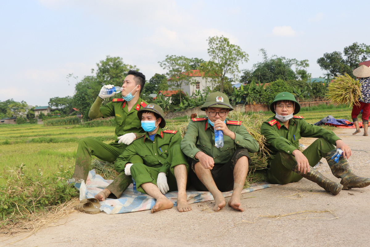 Những việc làm cụ thể, thiết thực của cán bộ, chiến sỹ Công an huyện Sông Lô đã để lại ấn tượng và tình cảm tốt đẹp trong lòng nhân dân về hình ảnh người cán bộ, chiến sĩ “Vì nước quên thân, vì dân phục vụ”.