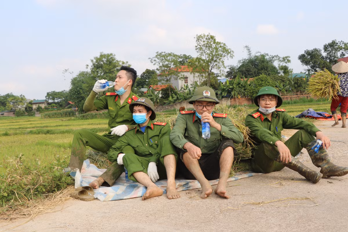 Những việc làm cụ thể, thiết thực của cán bộ, chiến sỹ Công an huyện Sông Lô đã để lại ấn tượng và tình cảm tốt đẹp trong lòng nhân dân về hình ảnh người cán bộ, chiến sĩ “Vì nước quên thân, vì dân phục vụ”.
