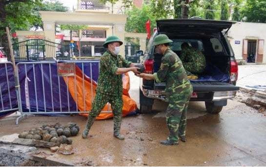 Để đảm bảo an toàn cho mọi hoạt động của cơ các quan tại trụ sở HĐND, UBND thành phố và khu vực dân cư, trong những ngày tiếp theo, bằng các biện pháp nghiệp vụ, lực lượng công binh Bộ CHQS tỉnh Hải Dương tiếp tục mở rộng phạm vi tìm kiếm, dò tìm, xử lý và vận chuyển những vật nổ ra khỏi khu vực đến nơi tập kết an toàn. 