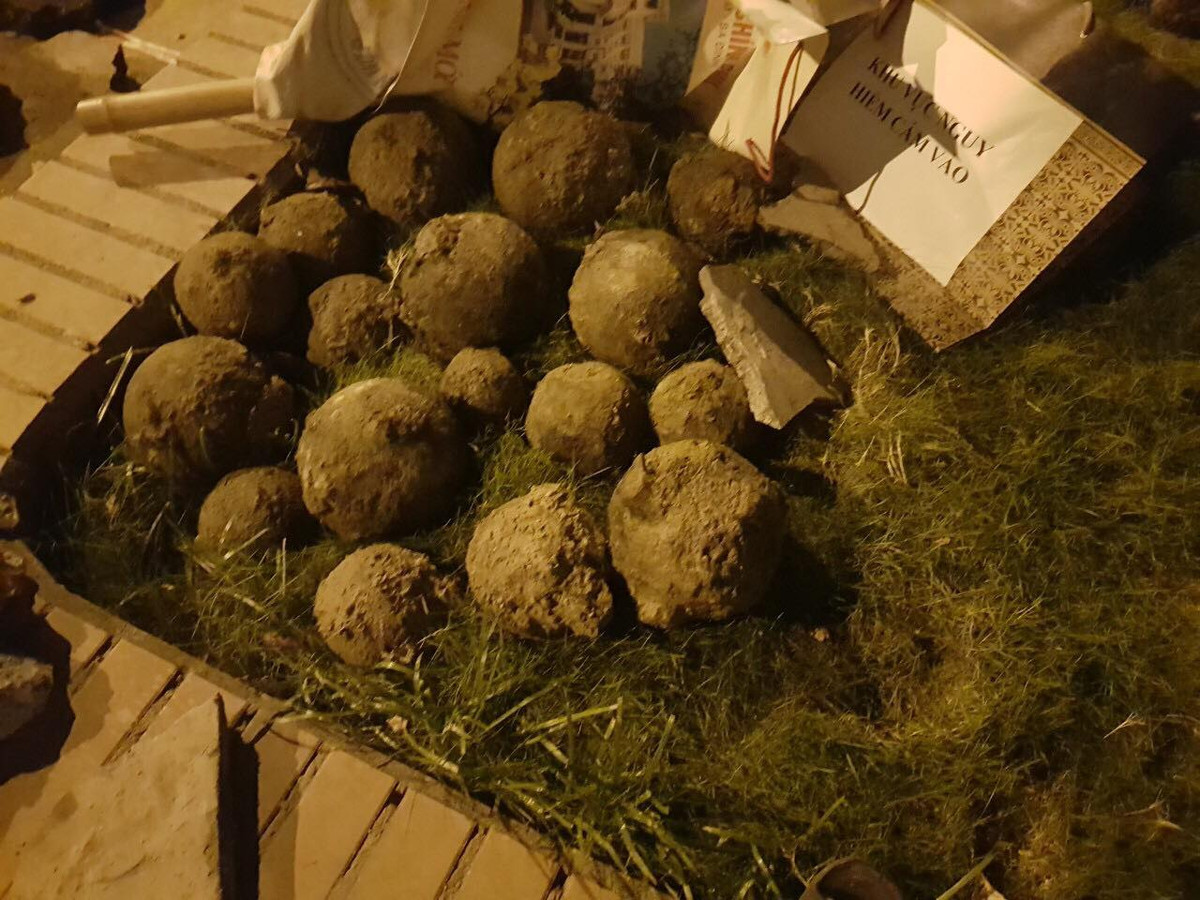 Ngay khi nhận được trình báo, Bộ CHQS tỉnh Hải Dương đã chỉ đạo Ban CHQS thành phố Hải Dương phối hợp với các lực lượng phong tỏa hiện trường, cắm biển cấm, biển báo khu vực nguy hiểm, cắt cử lực lượng canh gác nghiêm ngặt 24/24 giờ. Đồng thời chỉ đạo lực lượng công binh, Bộ CHQS tỉnh kiểm tra, khảo sát, xác minh nguồn gốc, xác định chủng loại. 