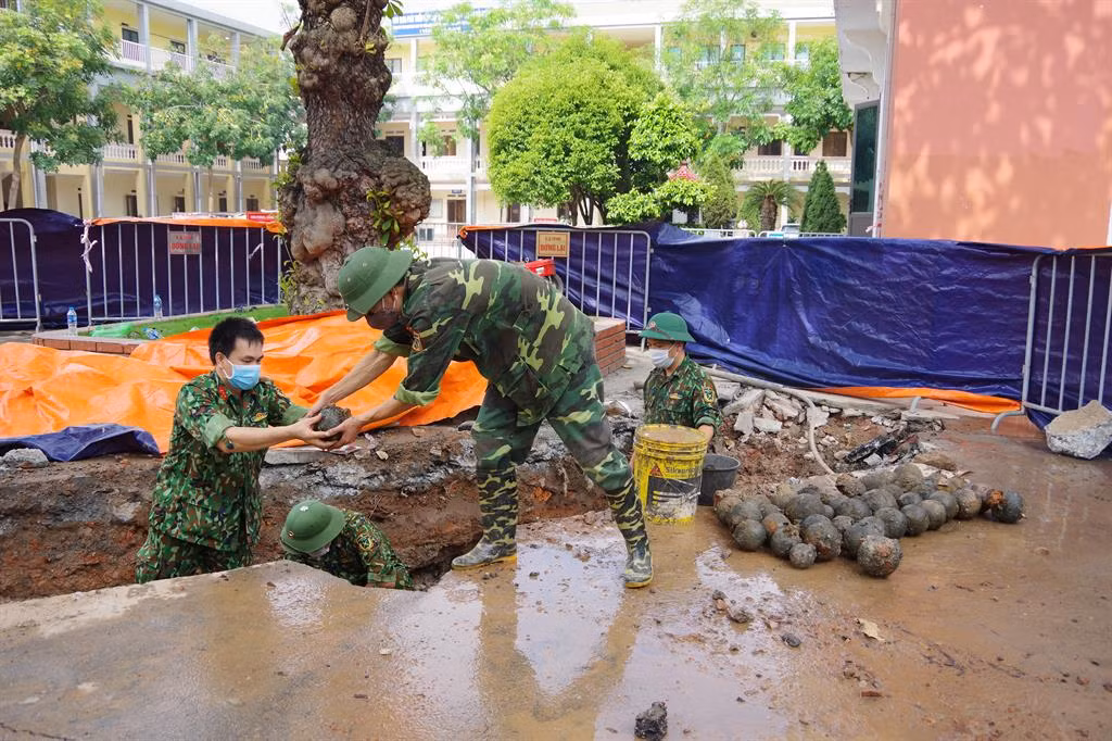 Số lượng vật nổ nghi bom bi trên được phát hiện ngày 9/5 khi thi công rãnh thoát nước tại khu vực khuôn viên trụ sở HĐND, UBND thành phố Hải Dương. Ngay sau đó, việc thi công tạm dừng và thông tin được báo đến các cơ quan chức năng. Ảnh: Quang Thúy