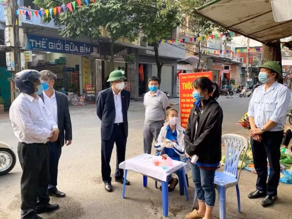  Gắn trách nhiệm người đứng đầu trong phòng, chống dịch: Gắn trách nhiệm người đứng đầu địa phương, cơ quan, đơn vị trong công tác phòng, chống dịch là biện pháp được Thủ tướng Chính phủ đề ra. Các cơ quan, tổ chức, cá nhân làm tốt cần được biểu dương, khen thưởng kịp thời, tuy nhiên, những tổ chức, cá nhân chưa làm đúng cần được xử lý nghiêm theo quy định của Đảng, pháp luật của Nhà nước.