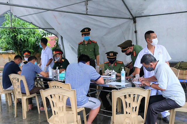  Chốt kiểm soát COVID-19: Đây là biện pháp phòng, chống dịch COVID-19 có hiệu quả được áp dụng tại nhiều địa phương trên cả nước với sự tham gia của nhiều lực lượng Công an, y tế, quân sự, thanh tra giao thông, tình nguyện viên. Chốt kiểm soát nhằm kiểm tra, kiểm soát việc chấp hành các quy định của Thủ tướng Chính phủ, ngành y tế về phòng, chống dịch COVID-19; kiểm tra, giám sát việc hạn chế ra vào đối với người và phương tiện; thực hiện việc kiểm dịch y tế đối với người ra, vào địa phương; lập danh sách người đi từ các tỉnh có dịch…