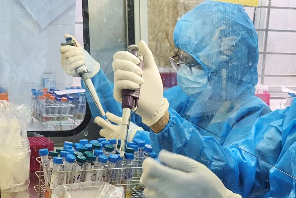  Xét nghiệm mẫu gộp: Là cách làm sáng tạo của TP Đà Nẵng. Đà Nẵng đã tiên phong thực hiện xét nghiệm mẫu gộp 5 mẫu đơn, sau đó là gộp 10 mẫu đơn, 20 mẫu đơn. Nhờ vậy, đẩy nhanh tốc độ xét nghiệm, truy vết, giúp phát hiện, ngăn chặn dịch bệnh một cách hiệu quả. 