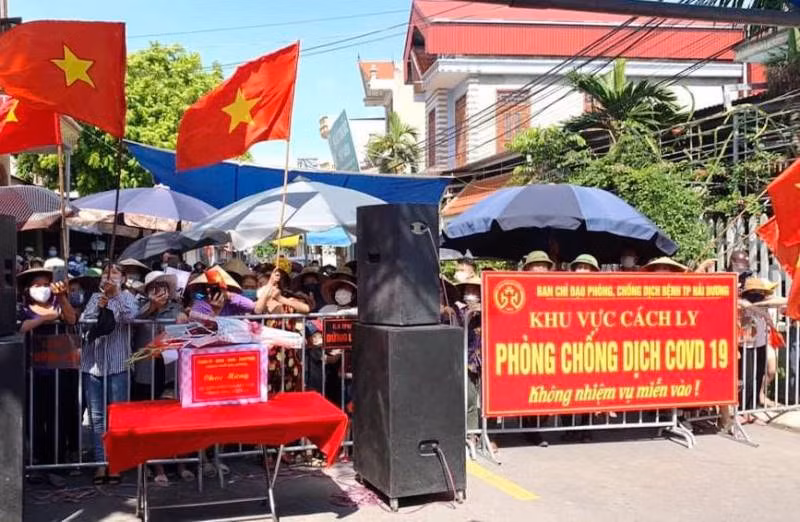  Phong tỏa trong phong tỏa: Đây là biện pháp phòng chống dịch của Trung ương, giải pháp sáng kiến của Hải Dương như phong tỏa trong phong tỏa, "lửa to thì quây to, lửa bé thì quây bé”, thực hiện 4 thần tốc: truy vết, cách ly, xét nghiệm, khoanh vùng. Thể hiện nhất quán quan điểm xuyên suốt là chủ động, bình tĩnh, tự tin, thần tốc và 4 tại chỗ… 