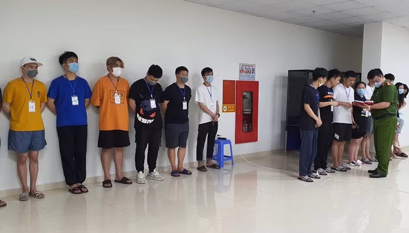 Ngăn chặn hiệu quả xâm nhập trái phép: Xâm nhập trái phép đang là nguy cơ mang lây nhiễm vào Việt Nam lớn nhất. Cần làm rõ động cơ người xâm nhập trái phép. Nếu người Việt Nam ở nước ngoài về nước vì an toàn tính mạng của họ vì đang ở nơi có dịch, thì cần công khai thời gian, quy trình, địa điểm đón và cách ly họ, làm cho việc họ về nước có chủ trương, tổ chức và kiểm soát được phù hợp tình hình ở Việt Nam. Còn công dân nước ngoài xâm nhập trái phép vào Việt Nam phải xử lý thật nghiêm để triệt tiêu động lực xâm nhập trái phép của các đối tượng này.