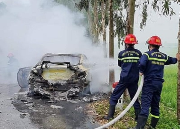 Hai Duong: Dang luu thong xe o to boc chay, tai xe bong nang-Hinh-2
