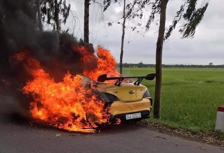 Hai Duong: Dang luu thong xe o to boc chay, tai xe bong nang