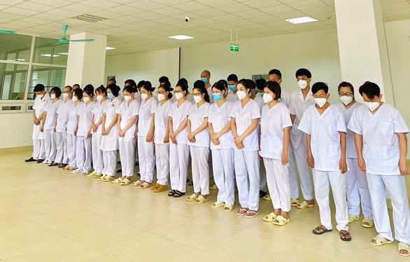 Hình ảnh kíp trực gần 30 cán bộ, y bác sĩ đang làm việc trong bệnh viện dã chiến đứng nghiêm trang tưởng niệm, tiễn biệt cha của đồng nghiệp khiến nhiều người xúc động.