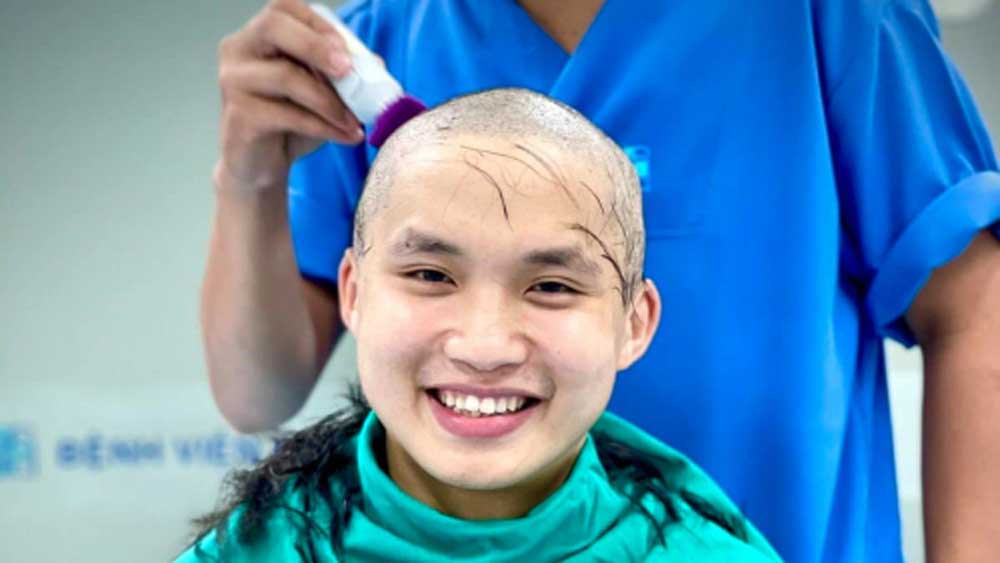  Bác sĩ trẻ cạo trọc đầu trước khi chi viện Bắc Giang. Hình ảnh bác sĩ Đặng Minh Hiệu, 28 tuổi, khoa Gây mê Hồi sức, Bệnh viện Đại học Y dược TP HCM cắt trụi mái tóc của mình trước khi đến điểm nóng Bắc Giang chống dịch với nụ cười đầy niềm tin chiến thắng khiến nhiều người xúc động. Bác sĩ Hiệu cắt tóc để tác nghiệp dễ dàng hơn trong bộ đồ bảo hộ.