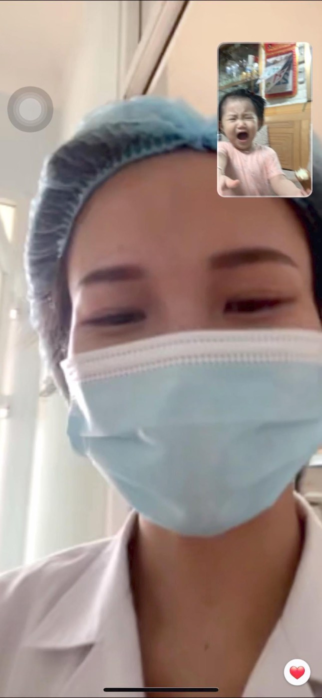 Cả ngày tôi chỉ dám gọi một cuộc video, lúc đầu thì con cười, mà lúc sau cứ “Mẹ ơi… bế, làm tôi không thể kìm lòng nổi…”