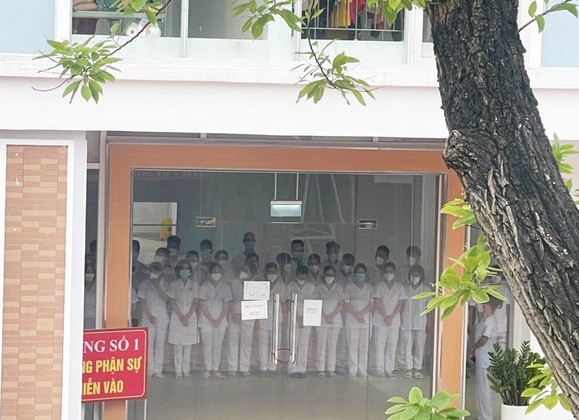  Nữ nhân viên y tế chống dịch không thể về chịu tang cha. Do nhiệm vụ, nữ nhân viên đang làm việc tại kíp 1 điều trị cho hơn 100 bệnh nhân F0 tại Bệnh viện Y học cổ truyền Bắc Giang không thể về quê chịu tang cha khi cha mất. 