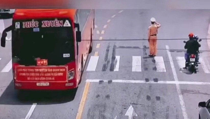 Hình ảnh Trung úy Tống Ngọc Kiên, cảnh sát giao thông, Công an huyện Yên Dũng giơ tay chào khi thấy đoàn xe chở cán bộ y tế ở Quảng Ninh đến hỗ trợ Bắc Giang đã làm nức lòng cư dân mạng, bởi thể hiện sự tri ân chân thành của người Bắc Giang với các “chiến sĩ áo trắng” trên tuyến đầu chống dịch. 