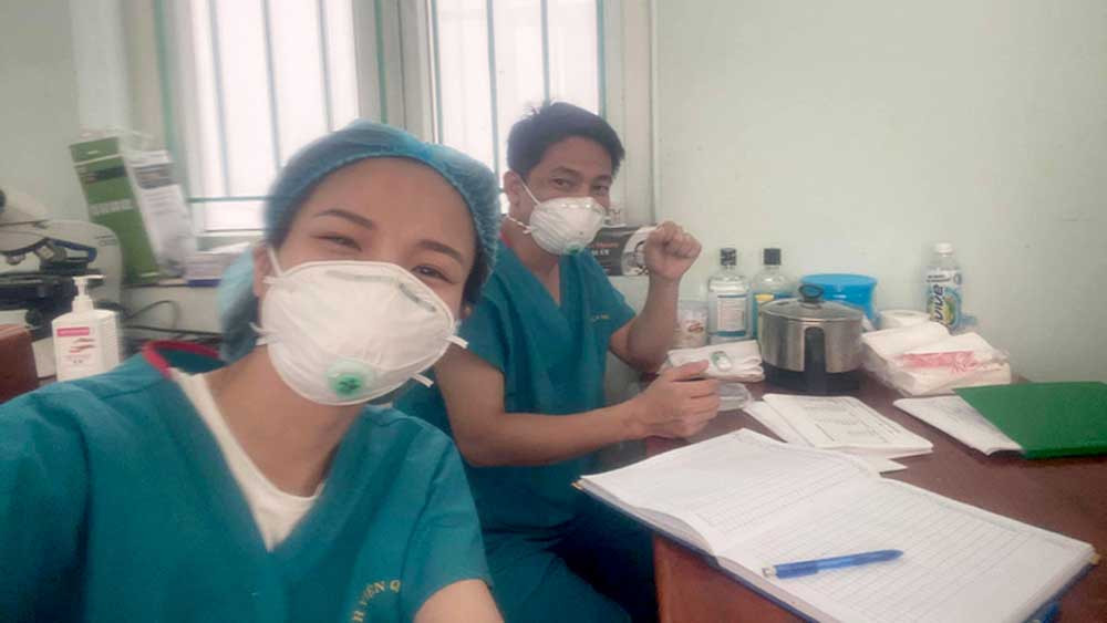 Hình ảnh xúc động của hai mẹ con khiến bao người cảm động. Nhiều người gửi lời tri ân biết ơn sự hy sinh thầm lặng của chị Hạnh và nhiều bác sĩ khác đang chiến đấu ở tuyến đầu chống dịch.