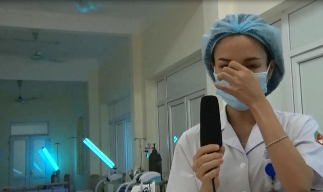 Thời điểm đó, đoạn clip được phát sóng trên tivi, chị Hạnh cho biết, khi nhận nhiệm vụ là lúc 22h đêm, đến 7h30 sáng hôm sau là tập trung lên đường. Lần đầu xa con, con còn quá nhỏ nên thương lắm, cả đêm chị Hạnh trằn trọc không ngủ, nhìn con lại khóc. “Khi lên đến đây rồi, nói thật tôi cũng bị căng sữa, tắc sữa và sốt nữa, cứ mỗi lúc như thế tôi lại nhớ đến con nhiều hơn.