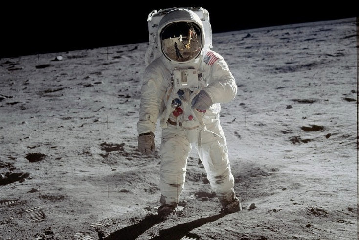 Phi hành gia Buzz Aldrin đi trên bề mặt Mặt trăng năm 1969. (Ảnh AP)
