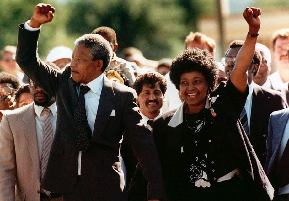 Tiếp theo là ảnh ông Nelson Mandela được tự do sau 20 năm ngồi tù vào năm 1990, ảnh Thái tử Anh Charles hôn công nương Diana tại lễ cưới của họ và khoảnh khắc Tổng thống Mỹ Ronald Reagan bị bắn năm 1981, ảnh một phụ nữ bị thương được trợ giúp sau vụ khủng bố xảy ra ở London… (Ảnh AP)