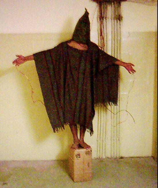 Cảnh tra tấn tù nhân tại nhà tù Abu Ghraib. (Ảnh AP)